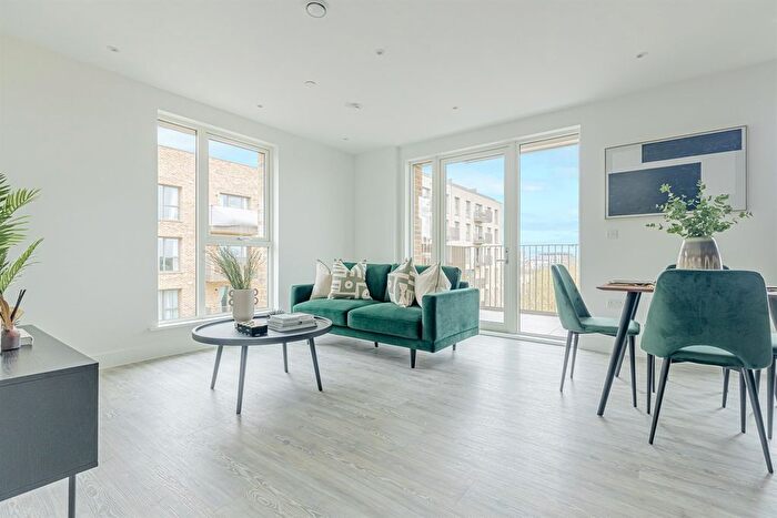 2 Bedroom Flat To Rent In Clovelly Road, Hounslow, TW3