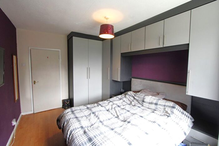 2 Bedroom Flat For Sale In Heatherfield, Bolton, BL1