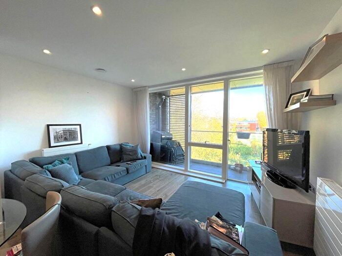2 Bedroom Flat To Rent In Woods Road, Peckham, London, SE15