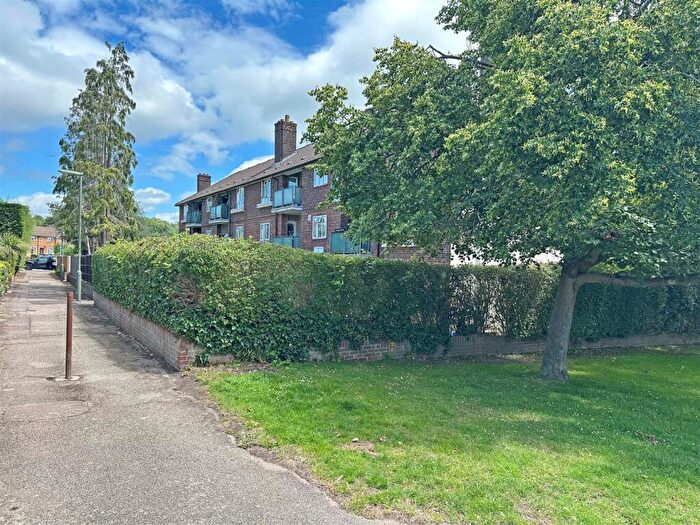 2 Bedroom Flat For Sale In Ketton Green, Merstham, Redhill, RH1