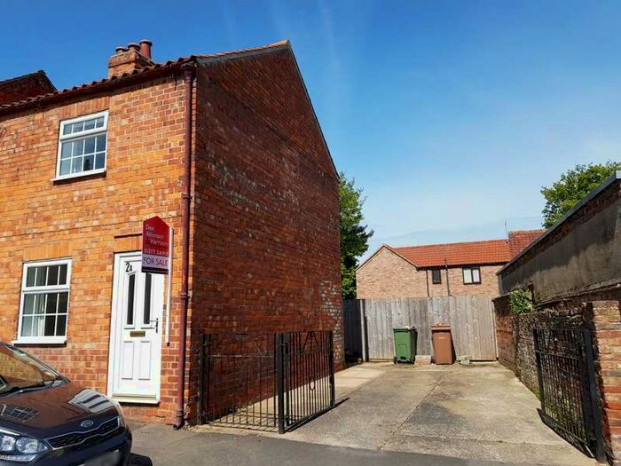 2 Bedroom End Of Terrace House For Sale In South Street, Middleton-on-the-wolds, YO25