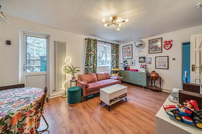 2 Bedroom Flat For Sale In Bethwin Road, London, SE5