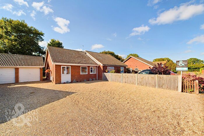 2 Bedroom Semi-Detached Bungalow For Sale In Farm Close, Lingwood, Norwich, NR13