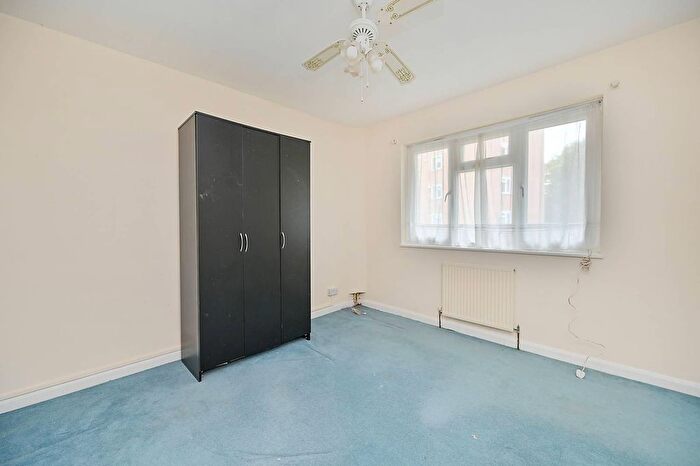 2 Bedroom Flat For Sale In Clayponds Gardens, Ealing, London, W5