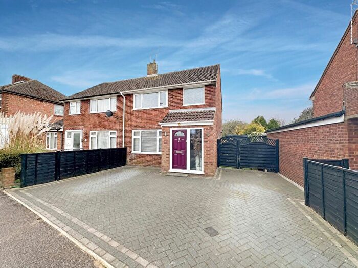 3 Bedroom Semi-Detached House For Sale In Brandreth Avenue, Dunstable, LU5