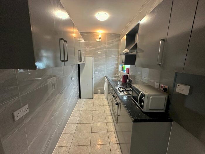 3 Bedroom Flat To Rent In Adelaide Grove, London, W12