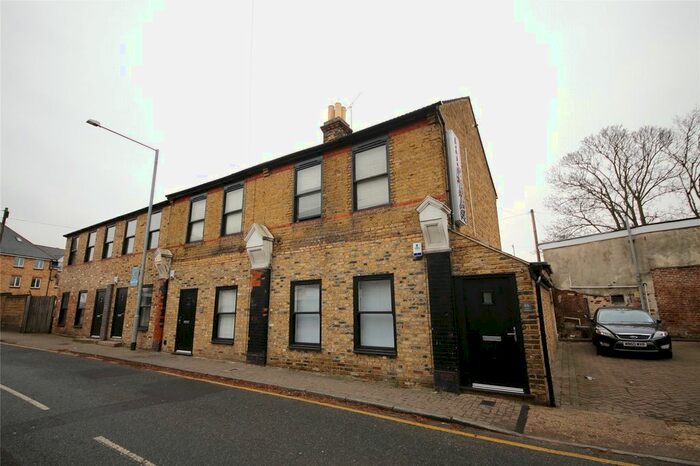 2 Bedroom Flat To Rent In King Street, Stanford-Le-Hope, Essex, SS17