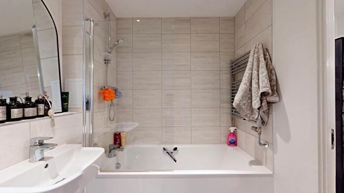 1 Bedroom Flat To Rent In Lakeside Drive, London, NW10