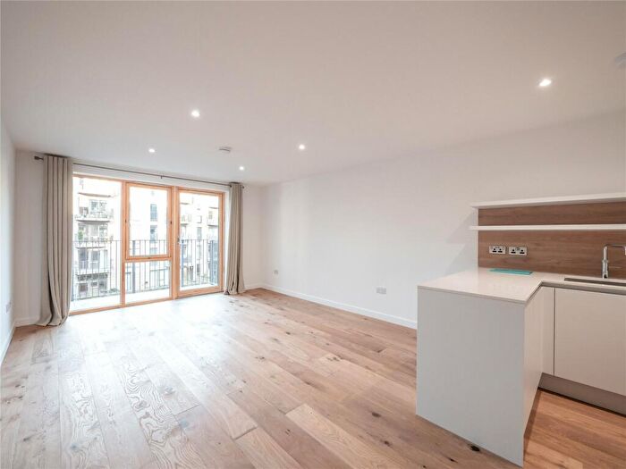 2 Bedroom Flat To Rent In Hughes Close, Edinburgh, EH7