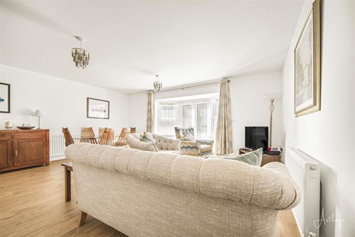 3 Bedroom Apartment For Sale In Bayview, Overland Road, Mumbles, Swansea, City And County Of Swansea., SA3