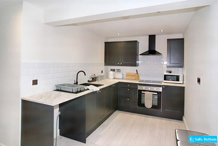 1 Bedroom Apartment To Rent In Firs Parade, Matlock, DE4