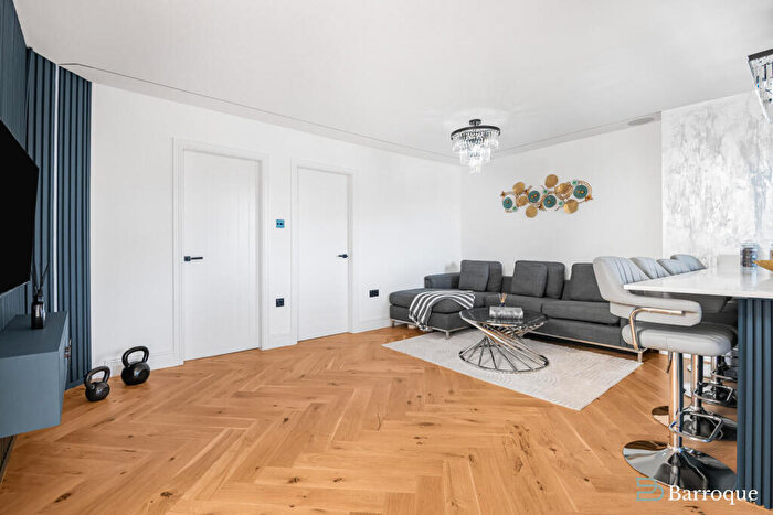 2 Bedroom Apartment For Sale In The Broadway, Darkes Lane, Potters Bar, EN6