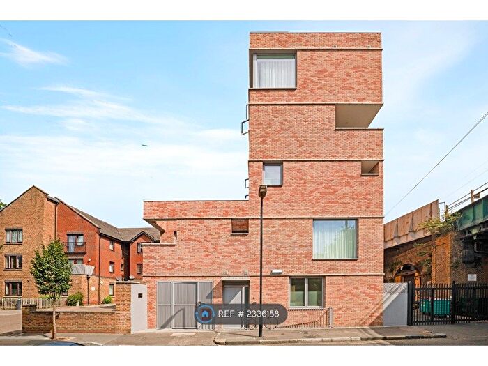 3 Bedroom Flat To Rent In Lamb Lane, London, E8