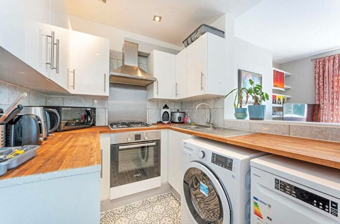 2 Bedroom Flat To Rent In Coningham Road, London, W12