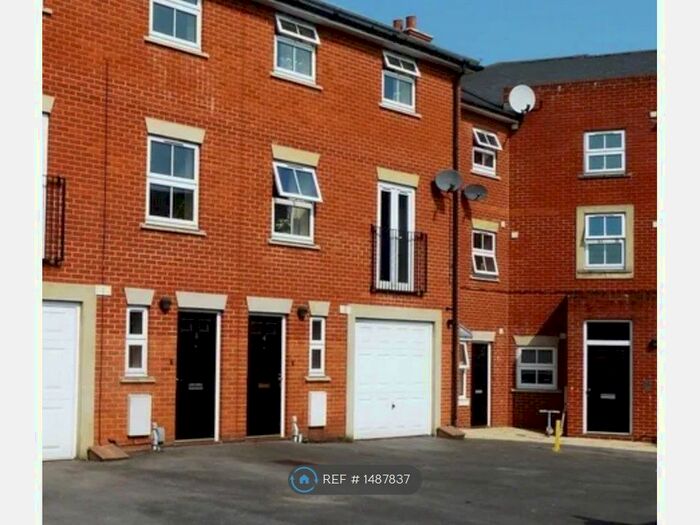 2 Bedroom Flat To Rent In Dews Road, Salisbury, SP2