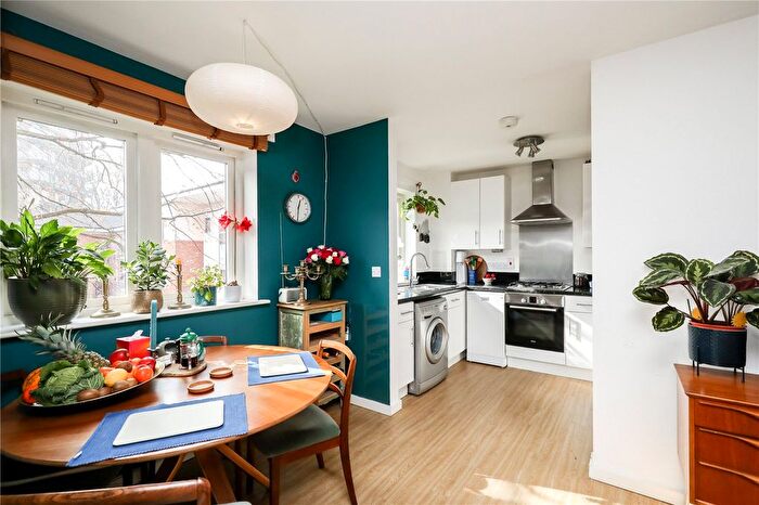 2 Bedroom Flat For Sale In Gunnersbury Lane, London, W3