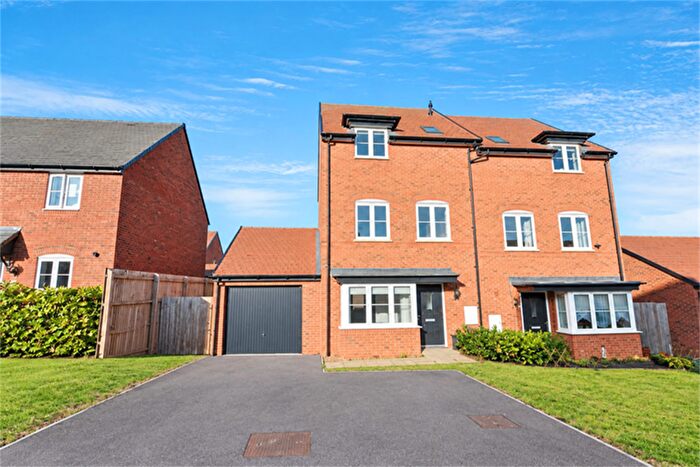 4 Bedroom Semi-Detached House To Rent In Bedroom Semi Detached House In Bream Close, Bedford, MK40
