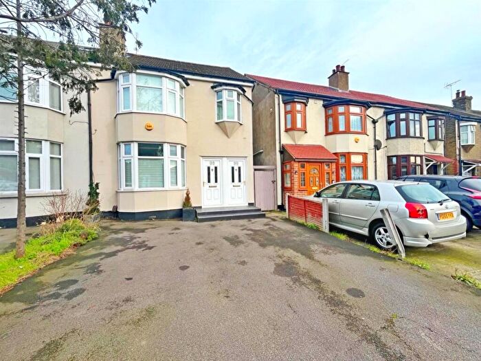 1 Bedroom Ground Maisonette To Rent In South Street, Romford, RM1