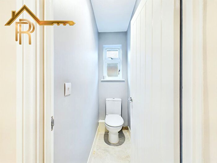 3 Bedroom Bungalow For Sale In Thorndon Avenue, West Horndon, CM13