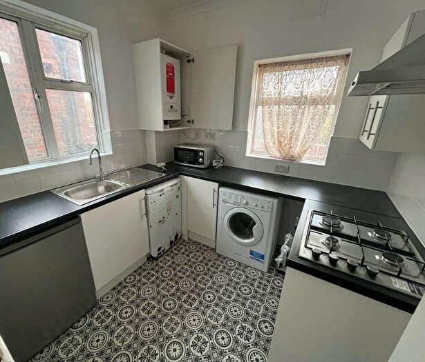 2 Bedroom Flat To Rent In High Road, RM6