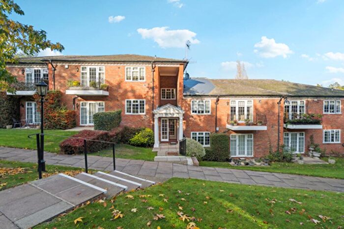 2 Bedroom Flat For Sale In Penn Haven, Oak End Way, Gerrards Cross, Buckinghamshire, SL9