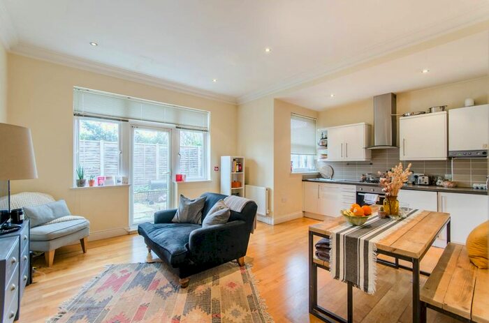 1 Bedroom Flat To Rent In Chatsworth Gardens, Acton, London W3