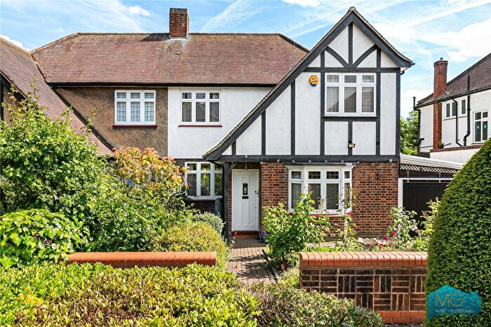 3 Bedroom Semi-Detached House For Sale In Parkway, London, N14