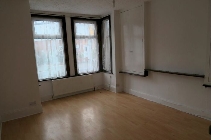 1 Bedroom Flat To Rent In Farraline Road, Watford, WD18