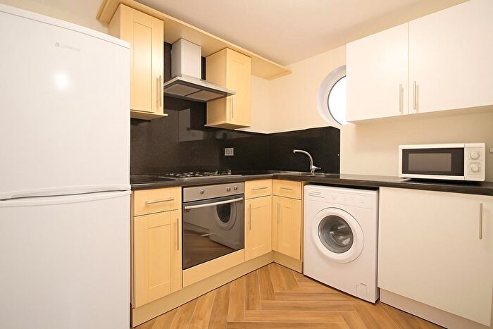 3 Bedroom Flat To Rent In Mile End Road, London, E1