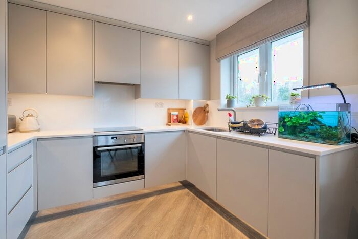 2 Bedroom Flat To Rent In Curtis Field Road, London, SW16