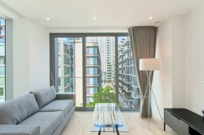 Flat To Rent In Goodman's Fields, Piazza Walk, Aldgate, London, E1