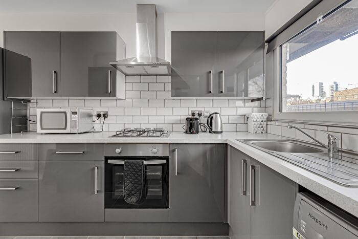 2 Bedroom Apartment To Rent In Cable Street, London, E1