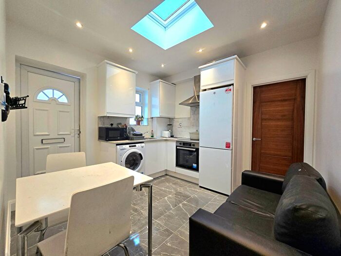 2 Bedroom Flat To Rent In Kingston Road, London, SW19