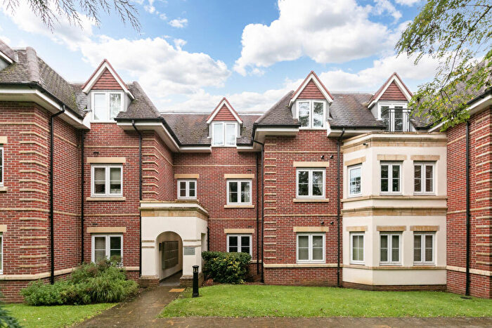 2 Bedroom Flat To Rent In The Cloisters, Guildford, GU1