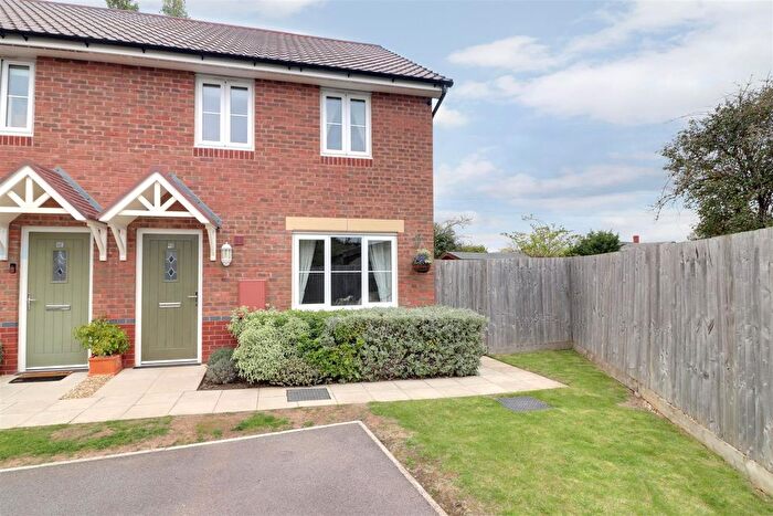 3 Bedroom Semi-detached House For Sale In James Sleeman Close, Great Oldbury, Stonehouse, GL10