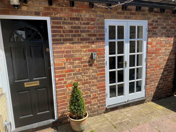 2 Bedroom Flat To Rent In High Street, Berkhamsted, HP4