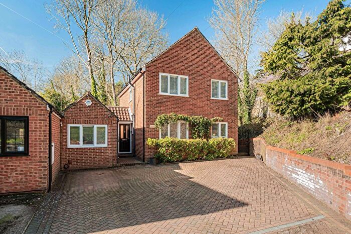 4 Bedroom Link Detached House For Sale In Westover Road, High Wycombe, HP13