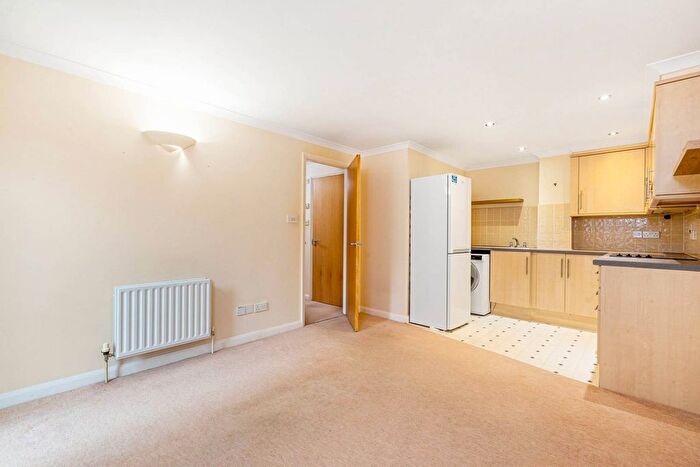 2 Bedroom Flat To Rent In Morden Road, South Wimbledon, London, SW19