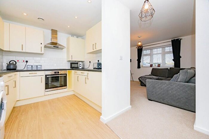 2 Bedroom Flat For Sale In Cornflower Drive, LU5