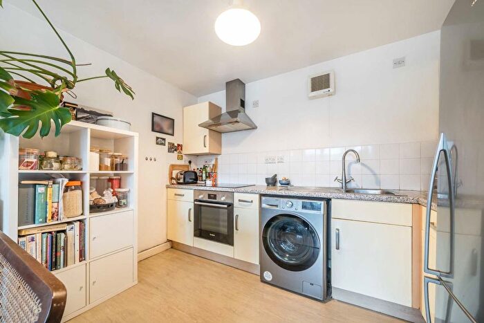 2 Bedroom Flat For Sale In Lower Clapton Road, London, E5