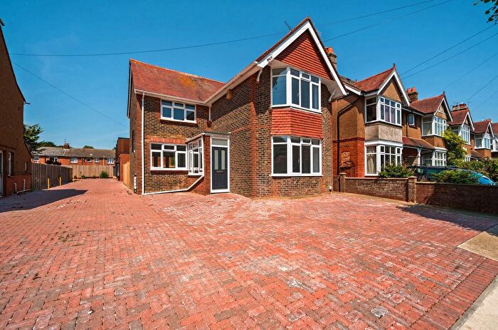 3 Bedroom Detached House To Rent In Pavilion Road, Broadwater, Worthing, West Sussex, BN14