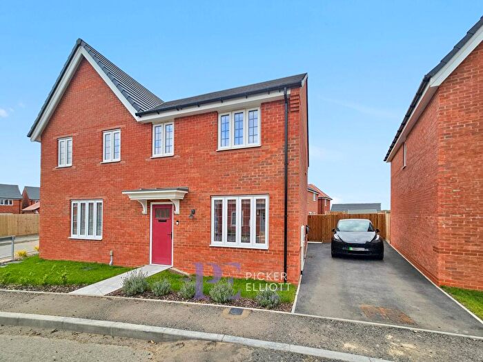 3 Bedroom Semi-Detached House To Rent In Skylark Road, Hinckley, LE10