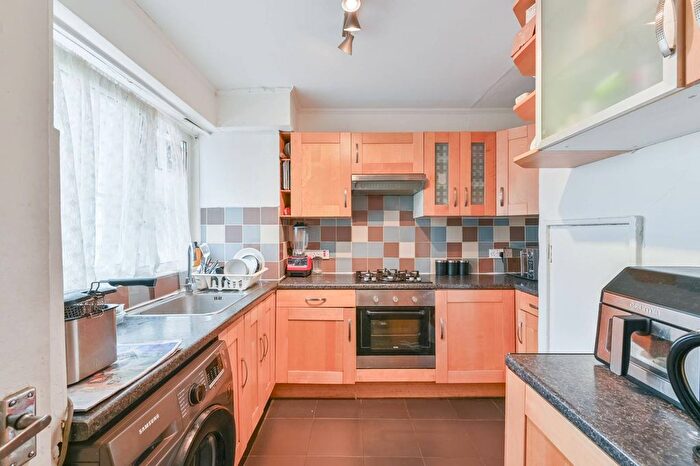 3 Bedroom Maisonette For Sale In Barrington Road, Brixton, London, SW9