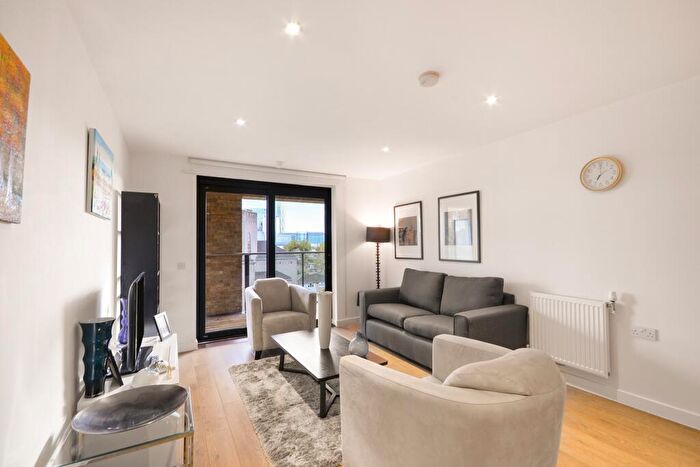 3 Bedroom Flat To Rent In Casson Apartments, Upper North Street, E14