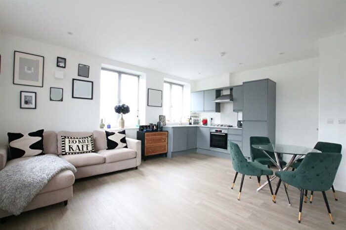 2 Bedroom Apartment For Sale In Kingston Road, Leatherhead, KT22