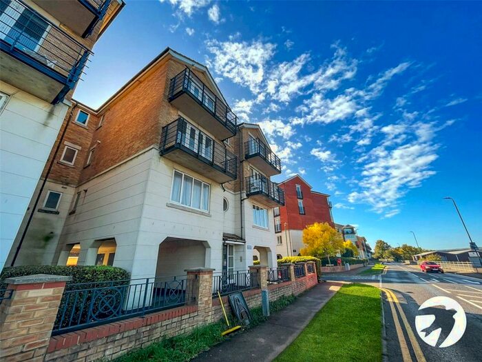 2 Bedroom Flat To Rent In Hardy Lodge, Fennel Close, Rochester, Kent, ME1