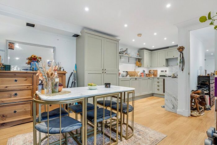 3 Bedroom Flat To Rent In Lewis Gardens, London, N16