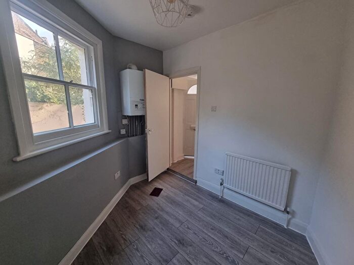 2 Bedroom Flat To Rent In Bewick Street, London, SW8