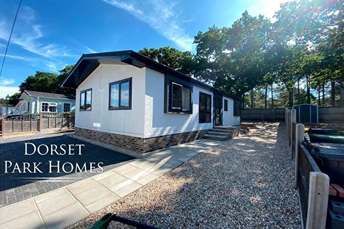 2 Bedroom Park Home For Sale In The Avenue, Oaktree Park, St. Leonards, Ringwood, Hampshire, BH24