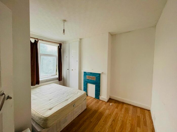 3 Bedroom Flat To Rent In Eastern Avenue, Ilford, IG4